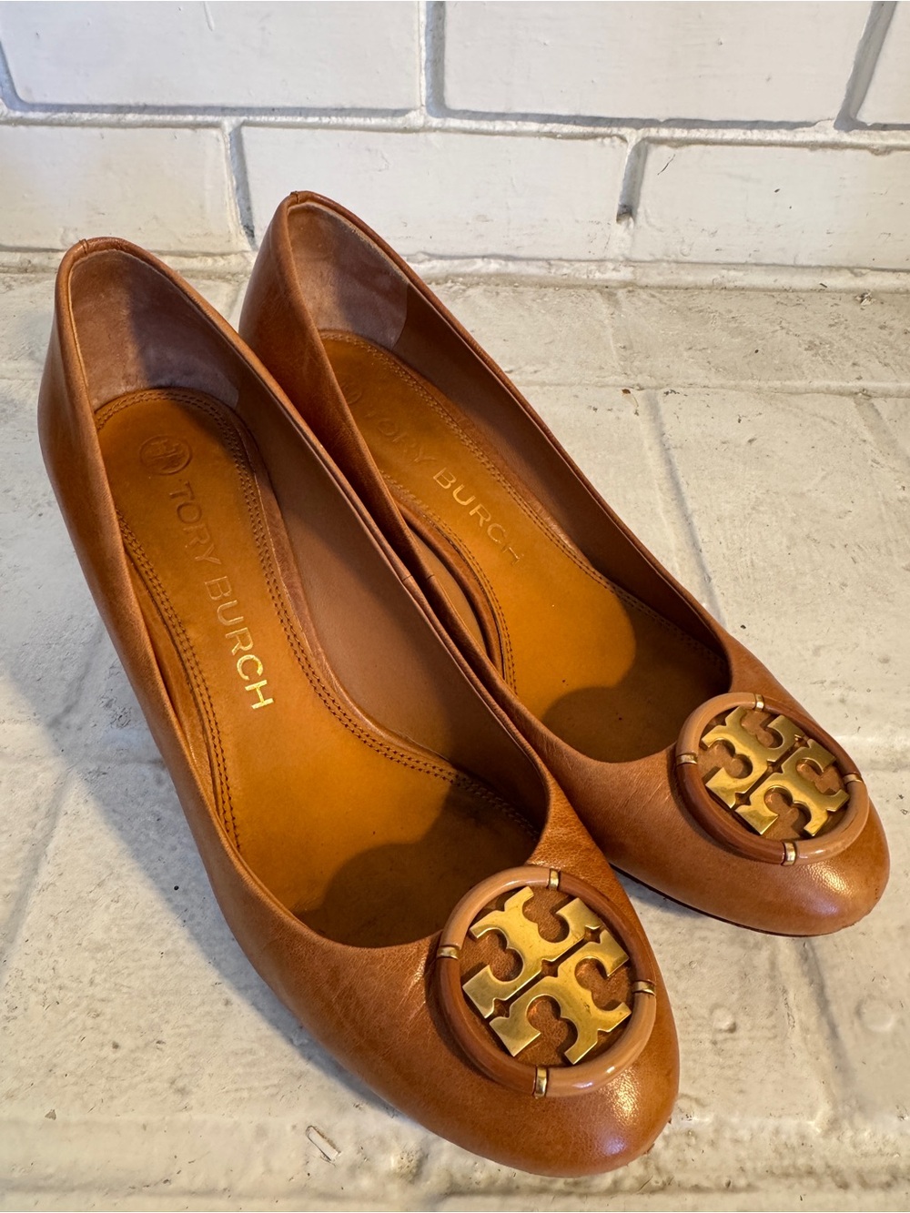 Tory Burch Royal Tan Leather Sally Wedge Pumps Gold Double T Logo 9M